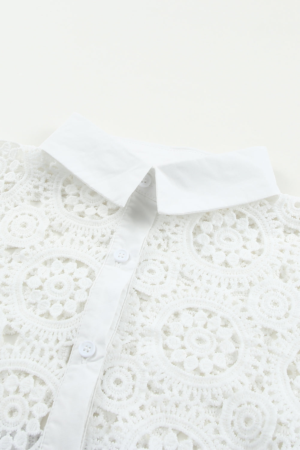 Chemise blanche à col rabattu ajourée en dentelle au crochet