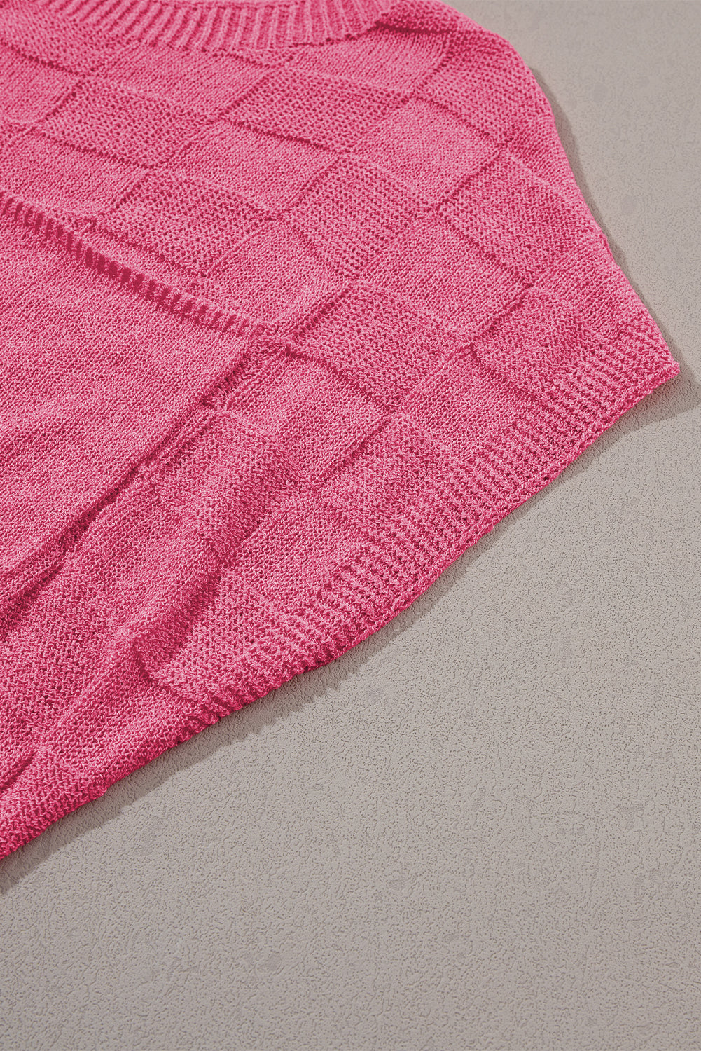 Pull à manches courtes en tricot texturé en treillis rose vif