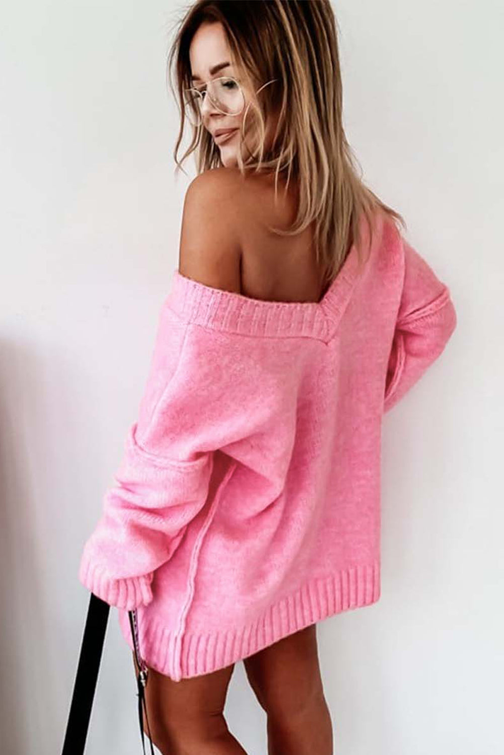 Ružičasti pulover s V izrezom s otkrivenim šavovima