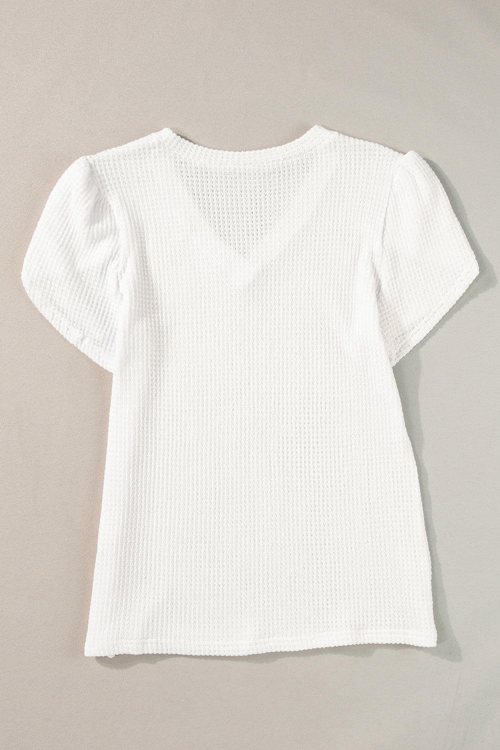 T-shirt blanc en tricot gaufré à manches pétales et col en V