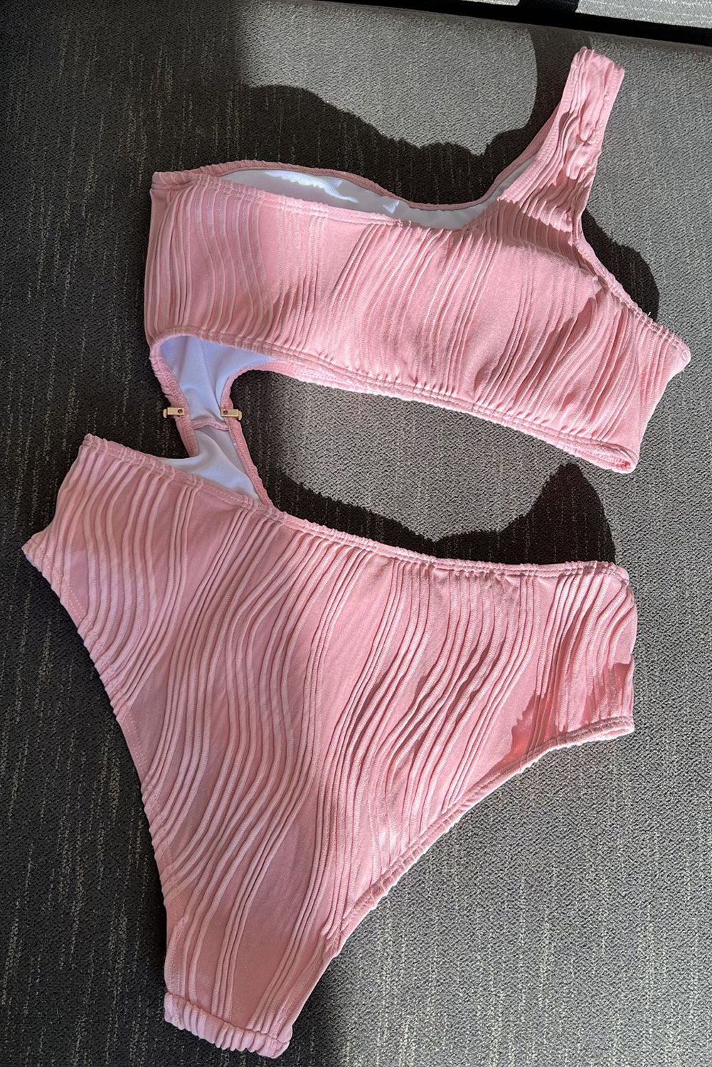 Rosafarbener, gewellter, strukturierter One-Shoulder-Monokini mit Cut-Outs