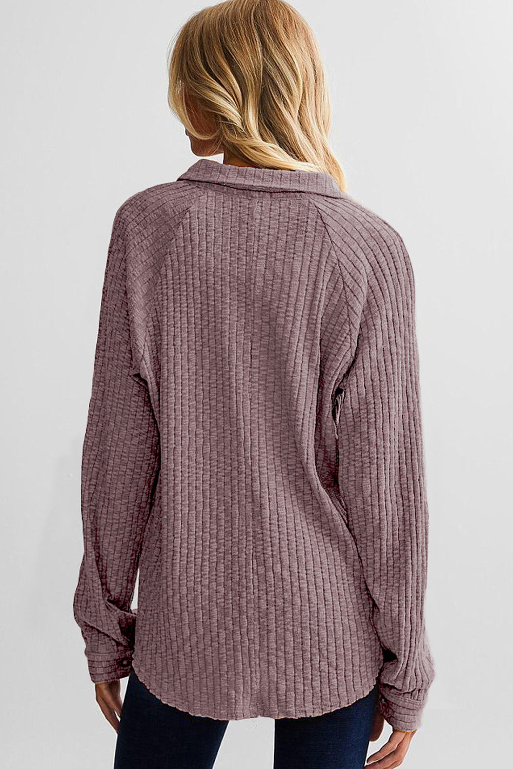 Vijolična rebrasta pletena majica z žepom in gumbi