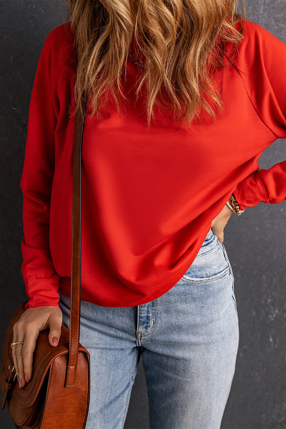 Ognjeno rdeč enobarvni pulover z okroglim izrezom