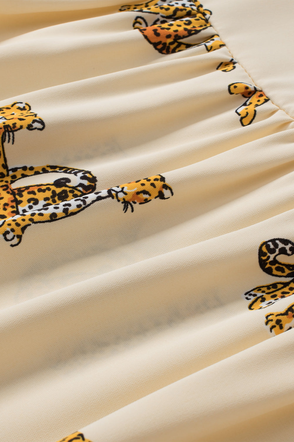 Bluza z napihnjenimi rokavi z razcepljenim ovratnikom in potiskom marelicnega geparda