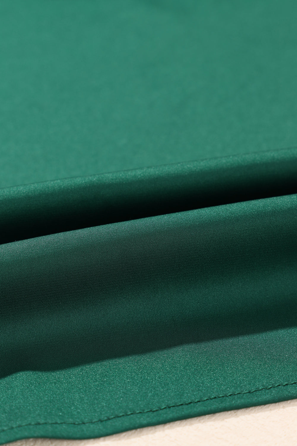 Črnkasto zelena satenasta bluza z vozli z V izrezom