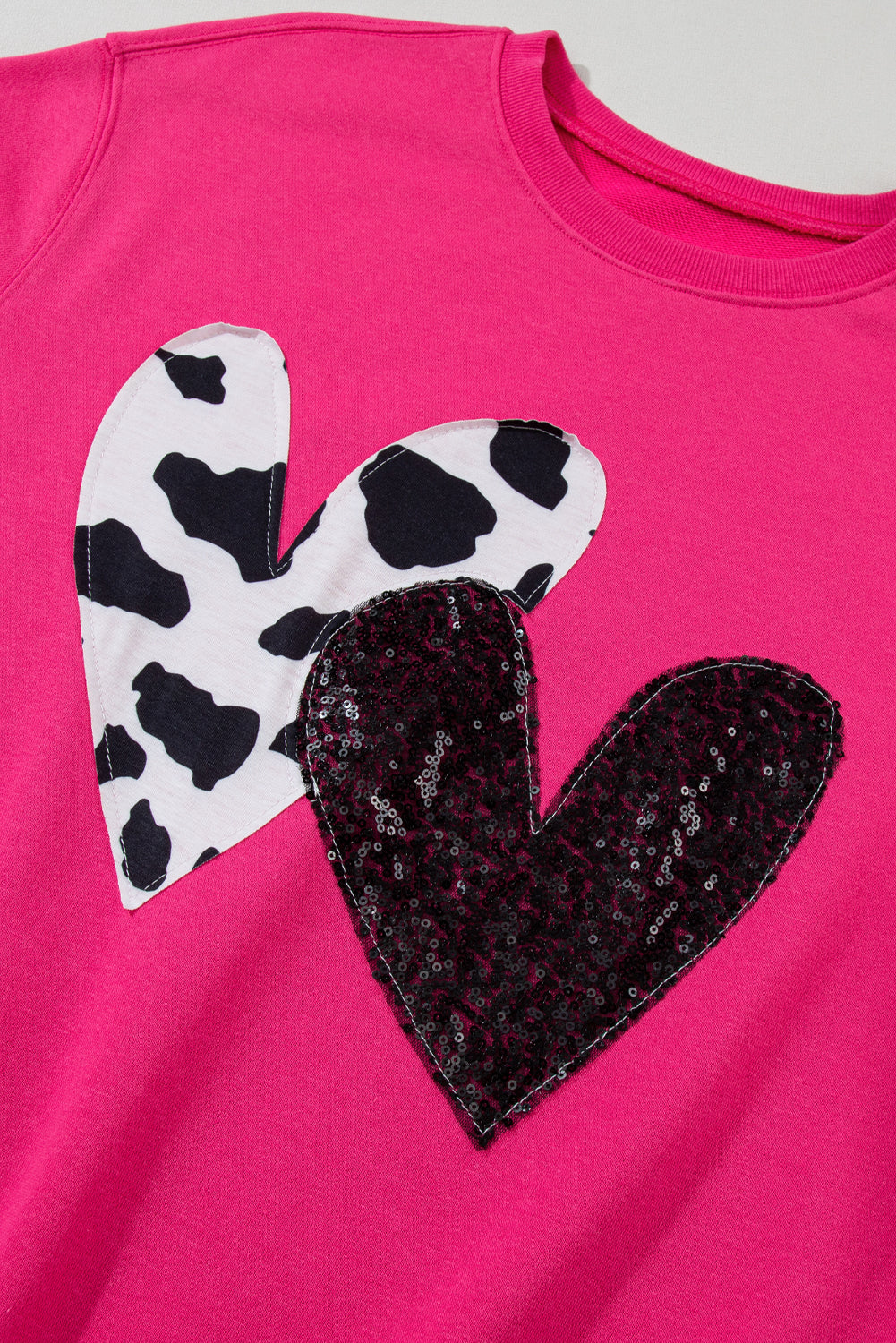 Felpa grafica con patch a doppio cuore con mucca e paillettes rosa fragola