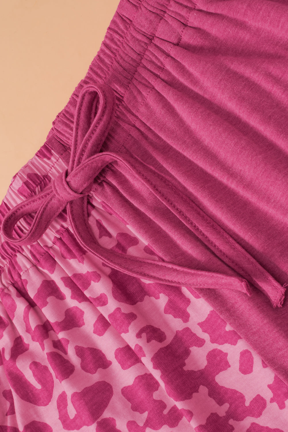 Ensemble pyjama long à poches contrastées et motif léopard rose
