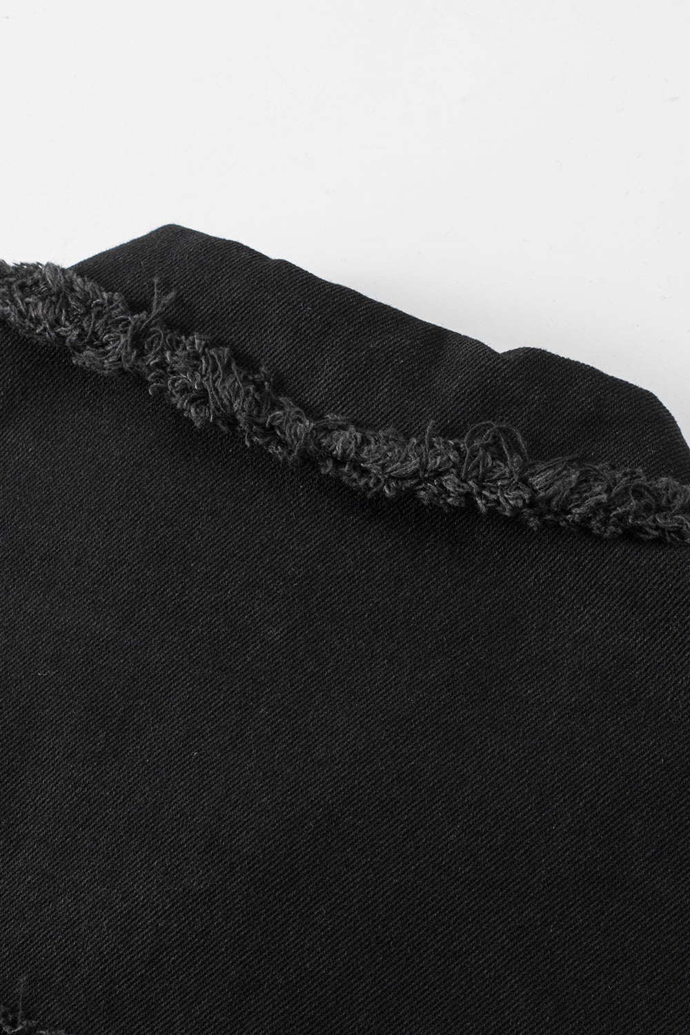 Schwarze Jeansjacke mit unbearbeitetem Saum und Taschen an den Ärmeln und Pailletten