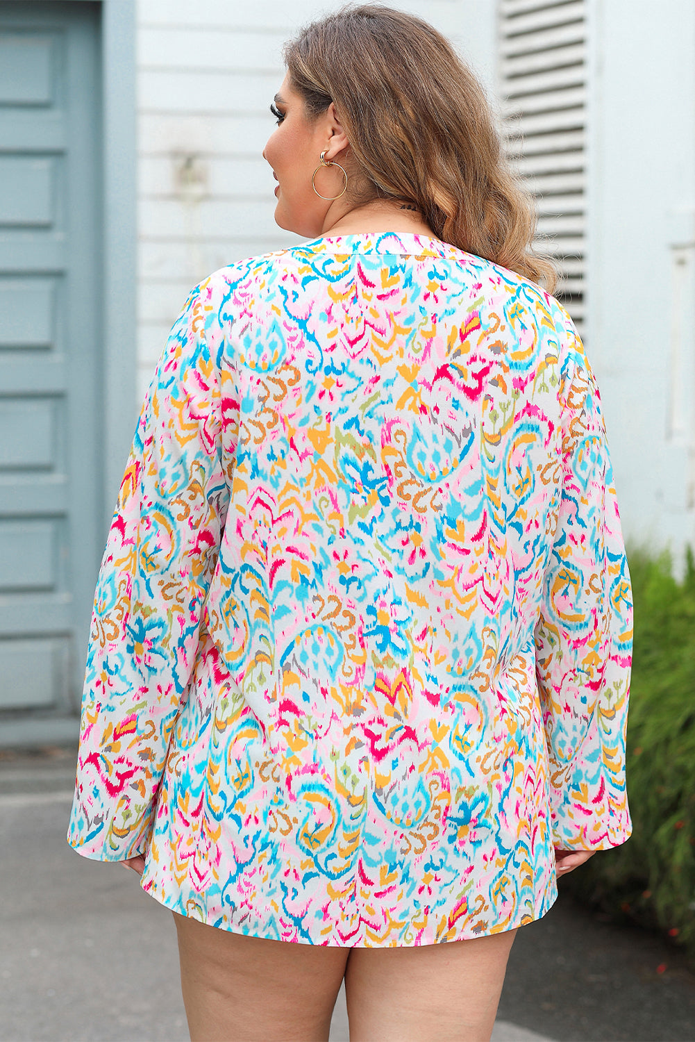 Večbarvna bluza z geometrijskim potiskom in v-izrezom velike velikosti