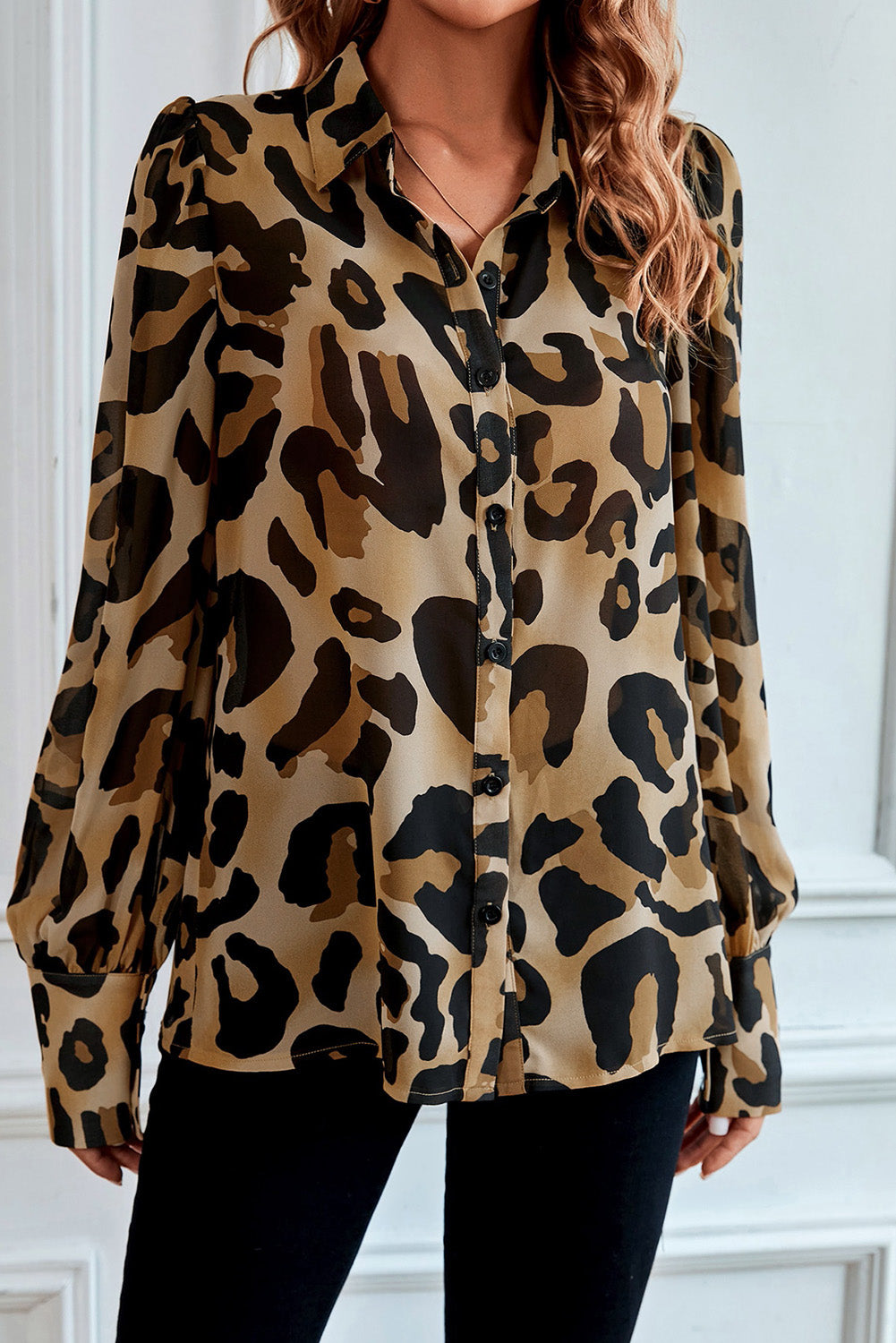 Camicia con colletto rovesciato e bottoni con maniche leopardate