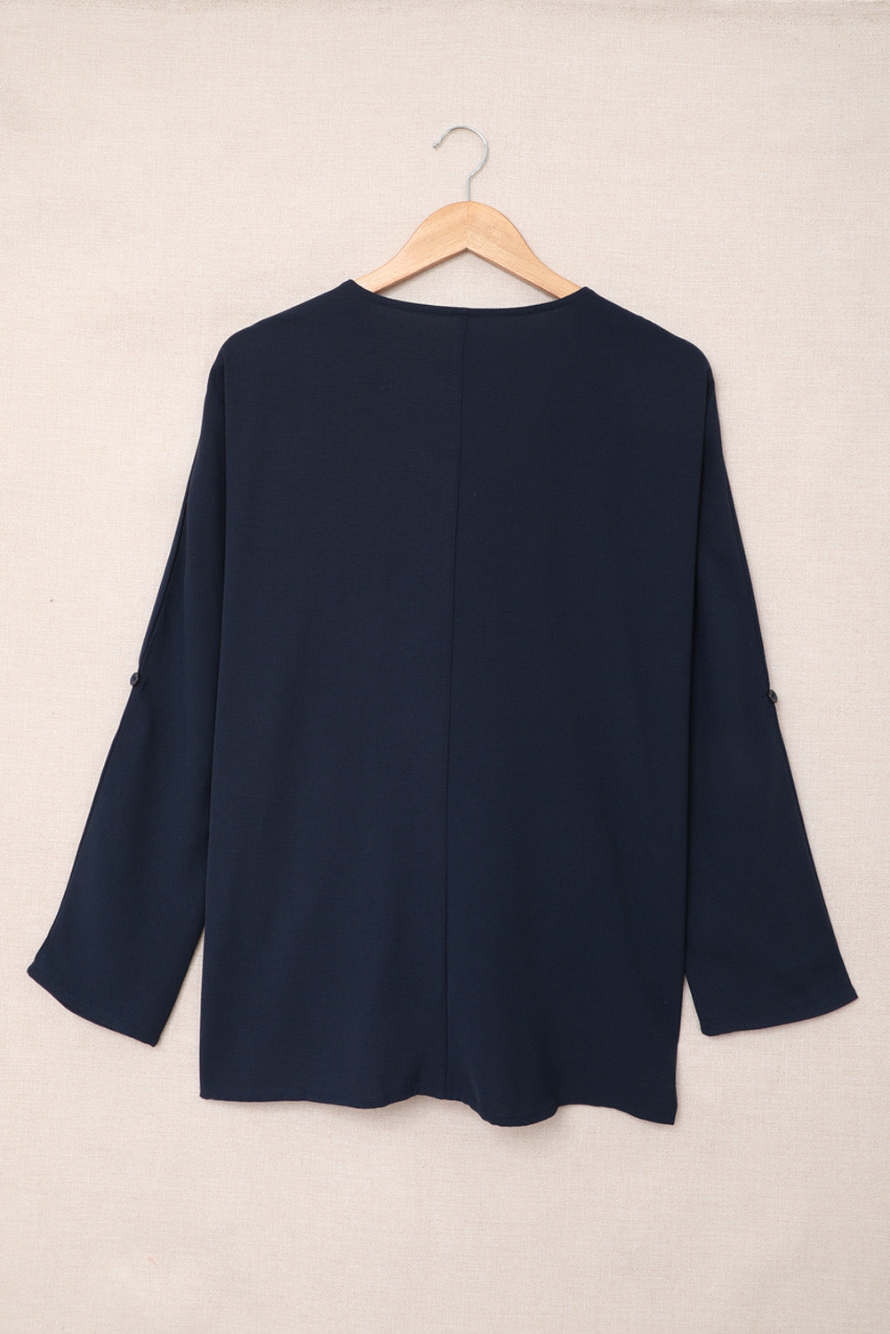 Chemise bleue à col en V, manches 3/4, ourlet haut et bas