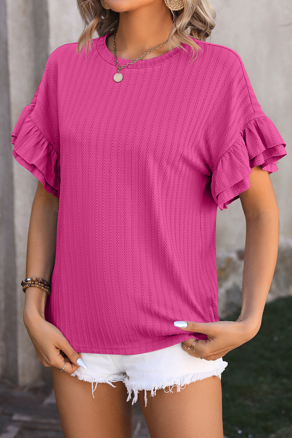Jarko ružičasta majica s teksturiranim rukavima s volanima