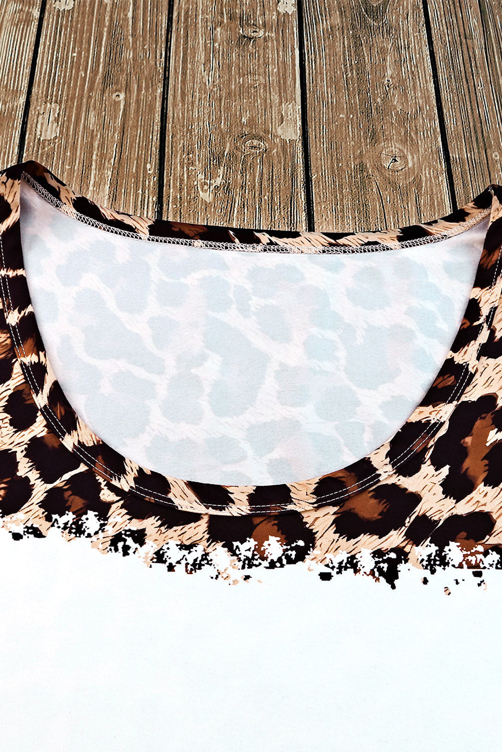Canotta con grafica bianca sbiancata leopardata