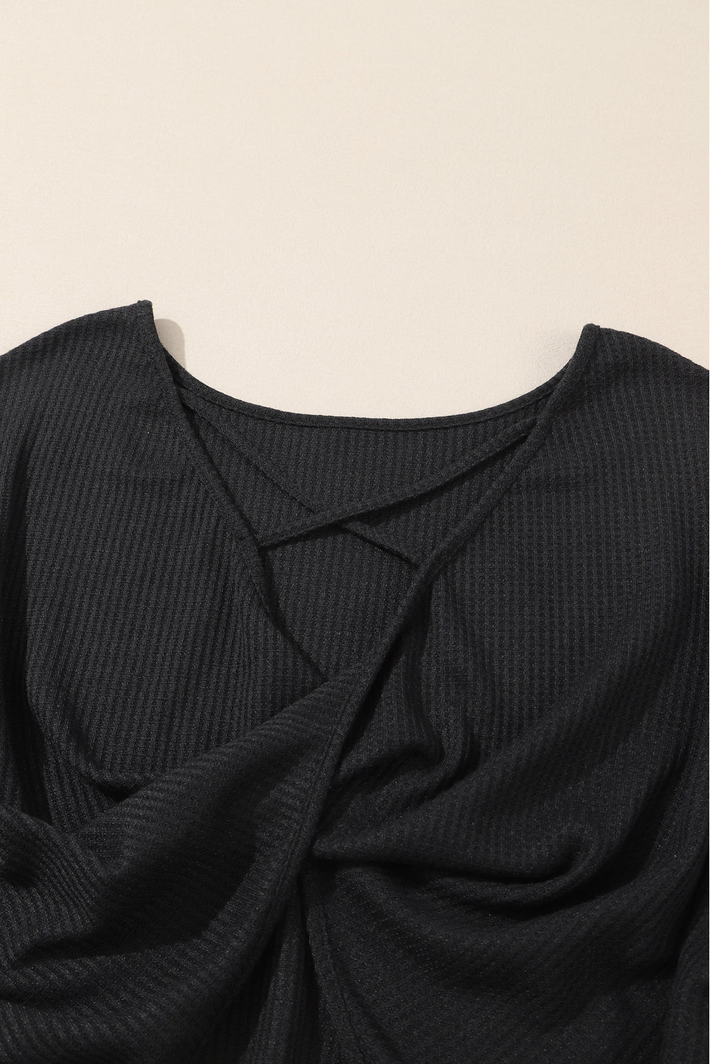Črna majica z vafeljskimi rokavi z bleščicami in odprtim hrbtom