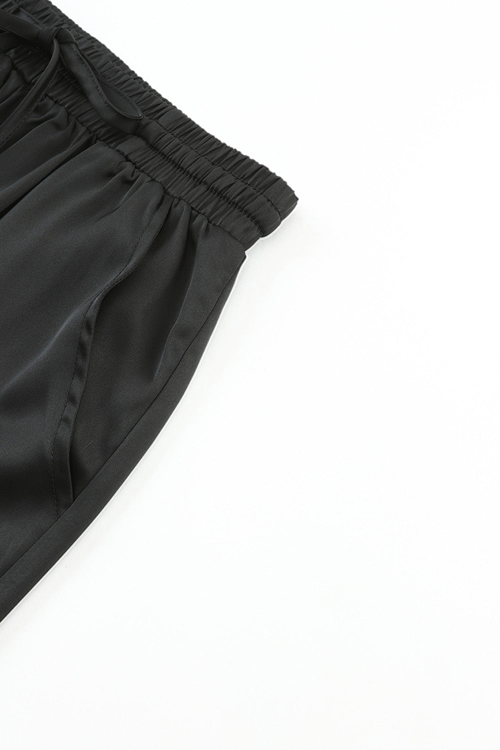 Pantalon noir en satin avec poches et cordon de serrage à taille élastique