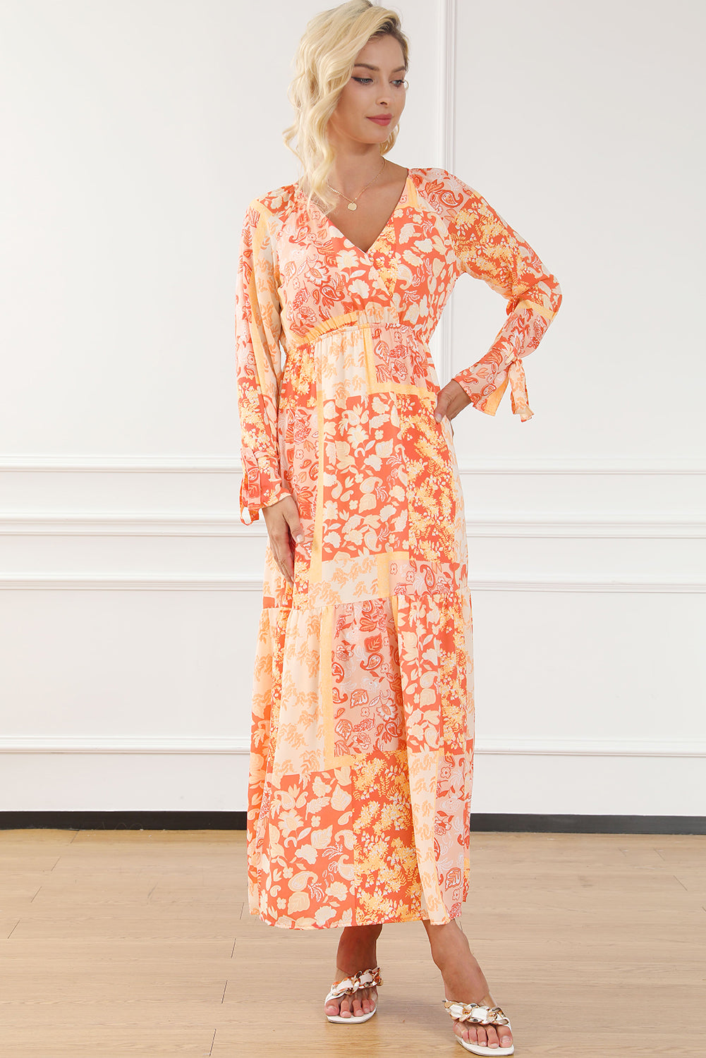 Narančasta boho haljina dugih rukava s cvjetnim omotom i V izrezom