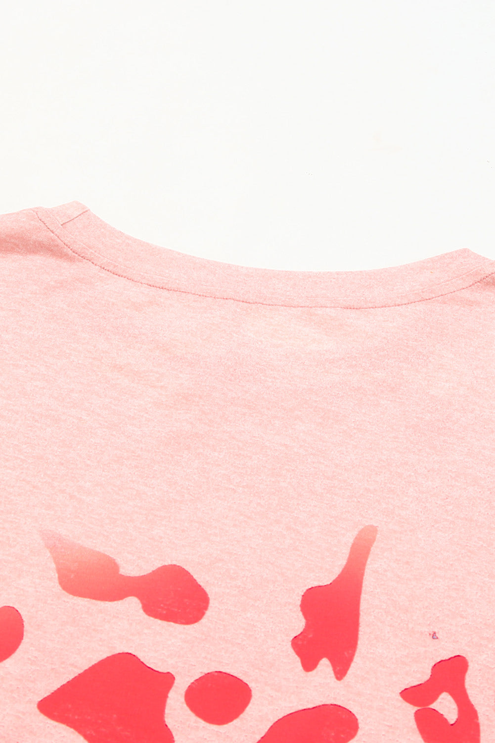 Rosafarbenes, gebleichtes Boyfriend-T-Shirt mit Leopardenmuster und Löchern