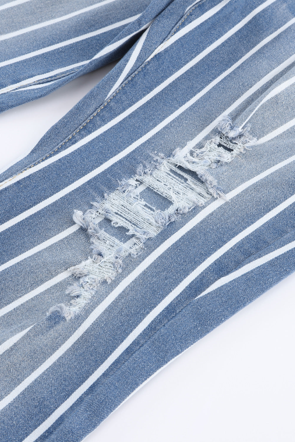 Jeans svasati strappati a righe verticali azzurro cielo