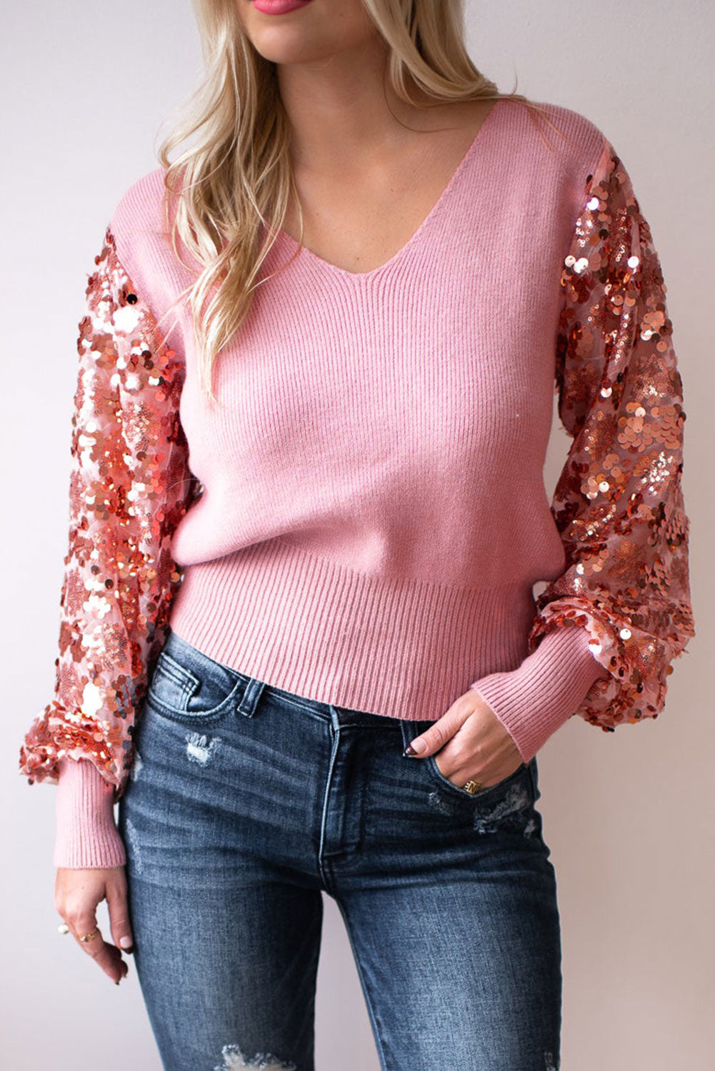 Rožnat kontrastni rebrasti pulover z rokavi z bleščicami in v-izrezom