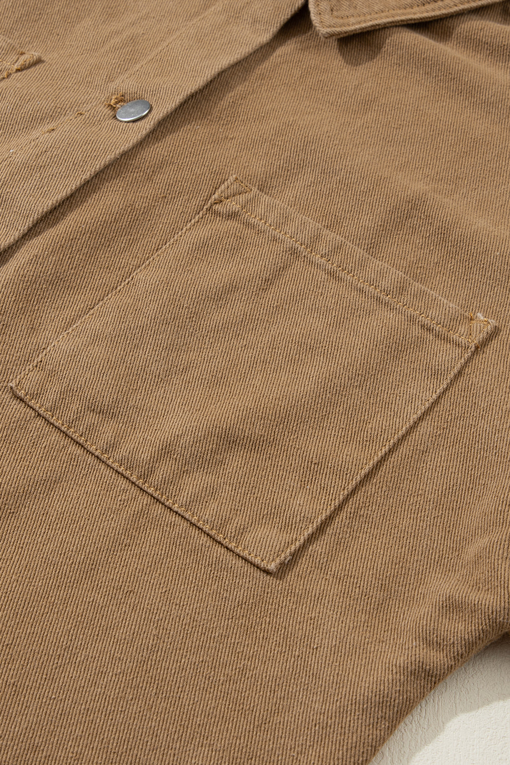 Veste en jean texturée à manches en tricot et patchwork à ourlet brut