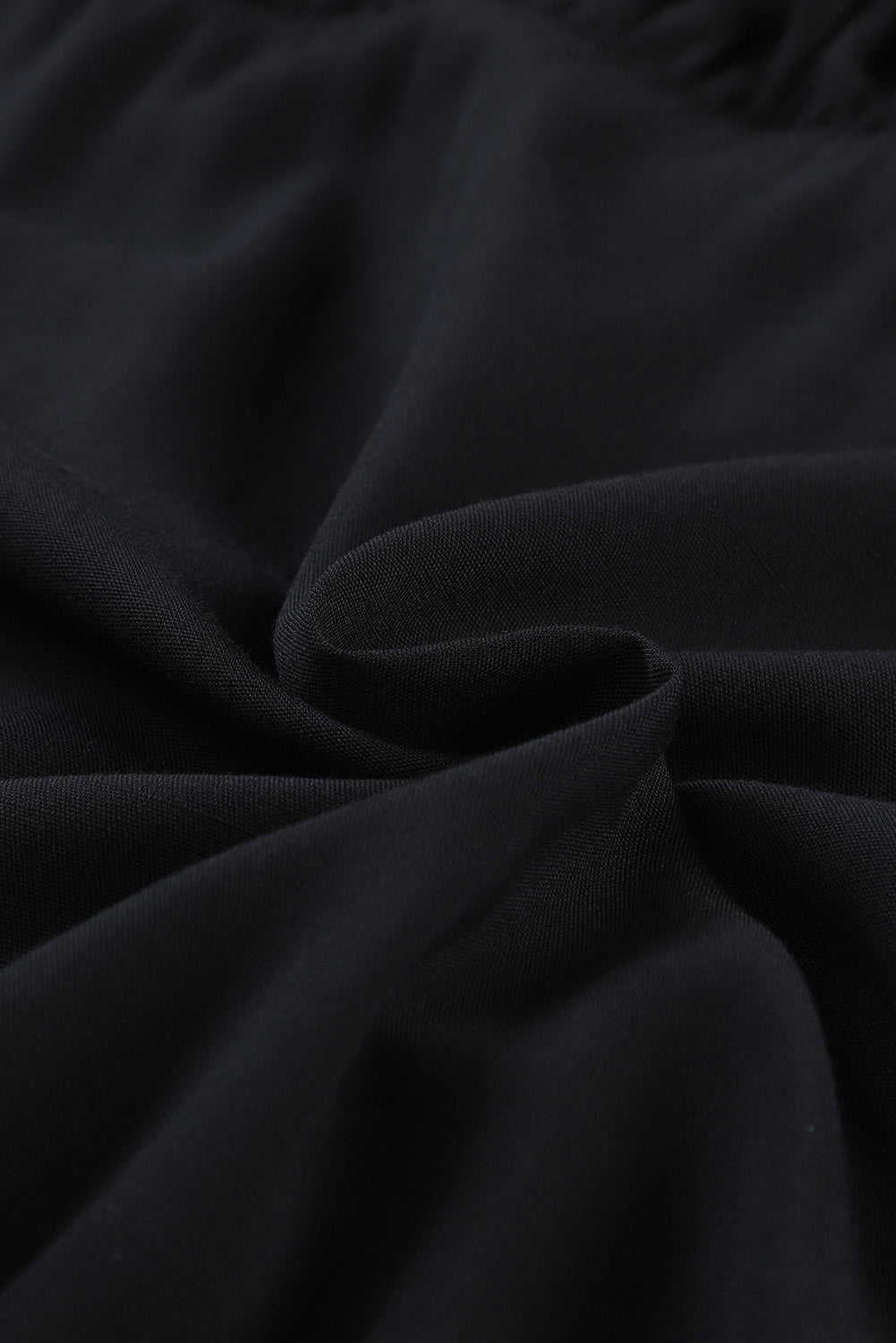 Mini-robe babydoll noire à volants et manches 3/4 à col en V