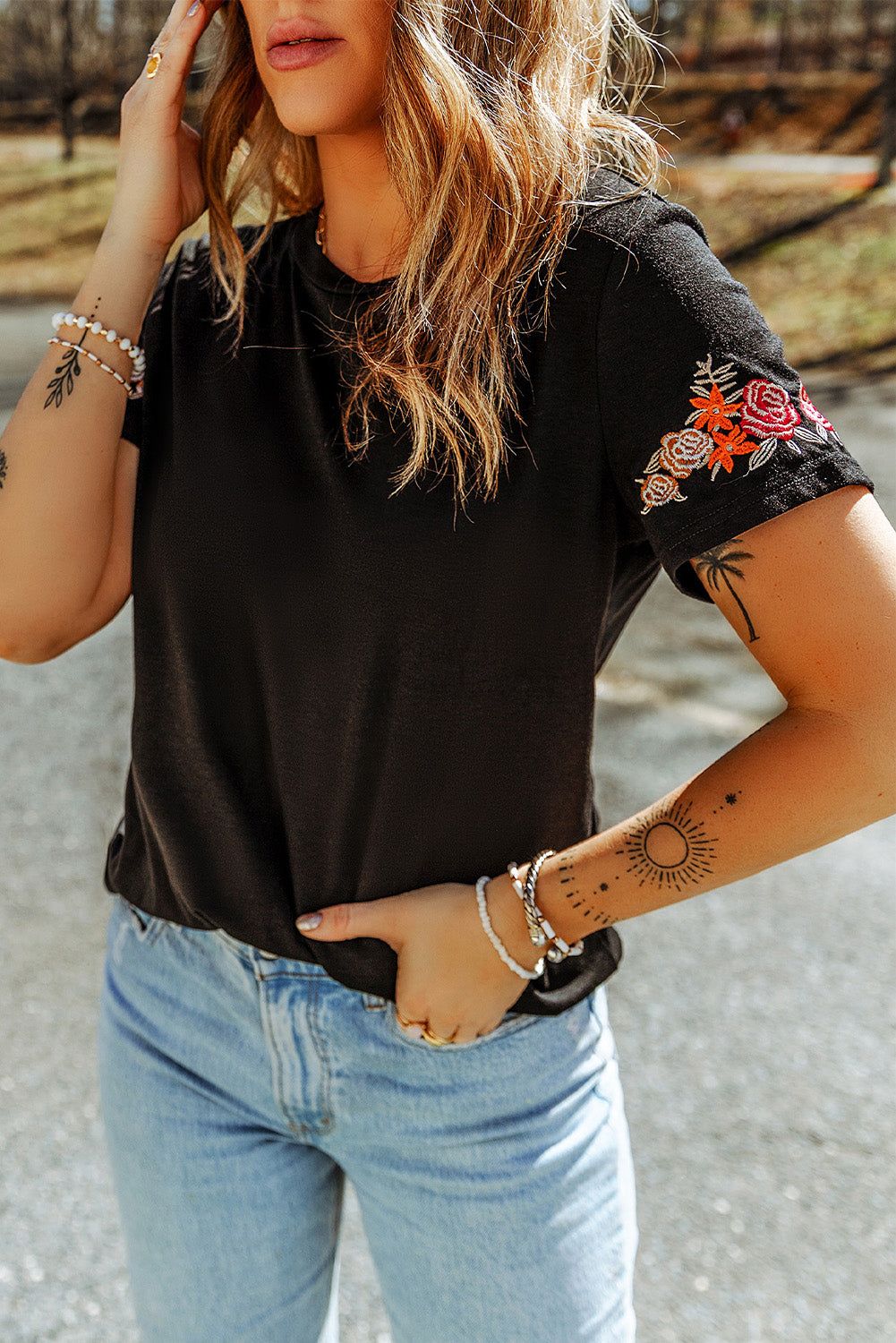 T-shirt a maniche corte girocollo con ricamo floreale nero