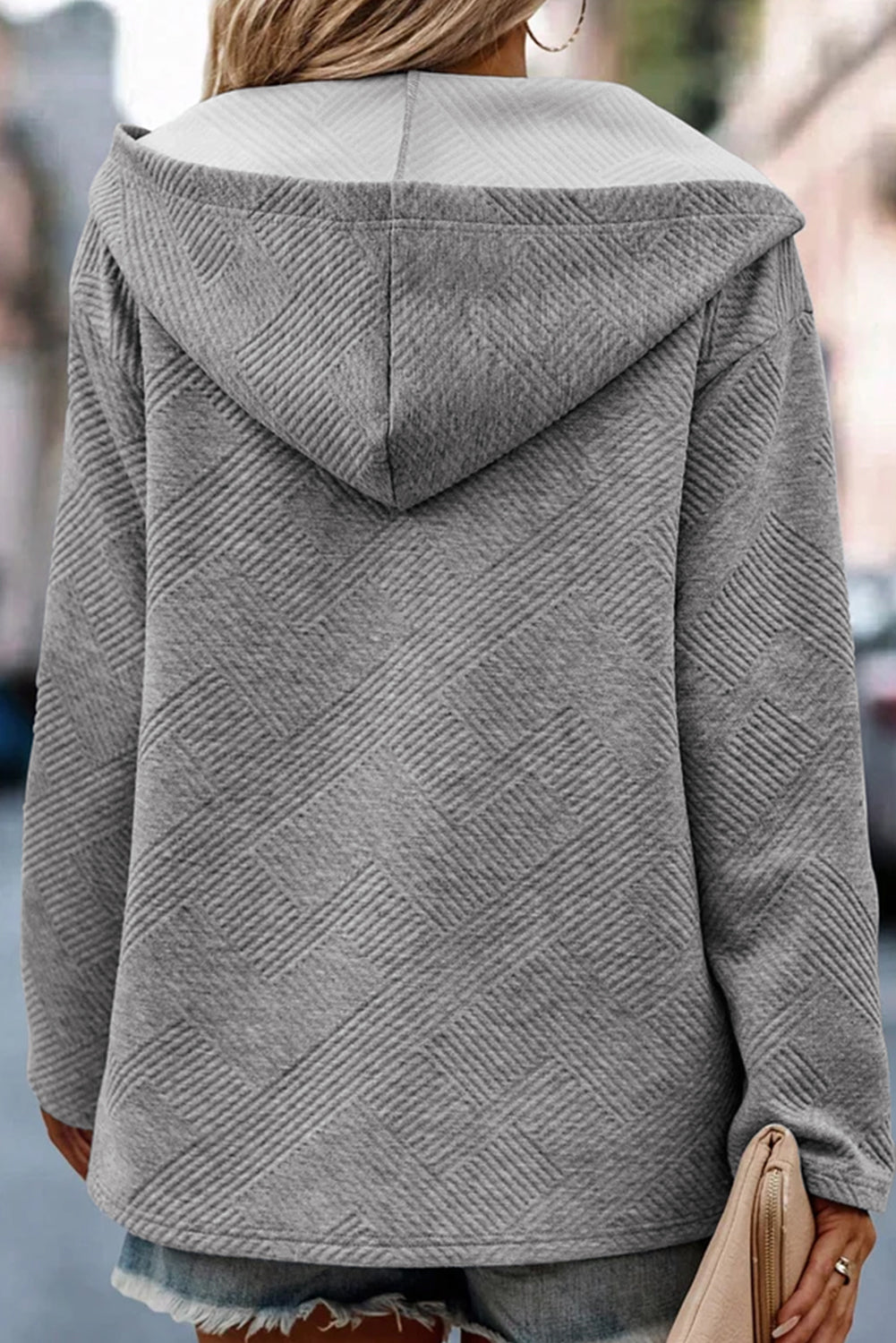 Srednje siv teksturiran pleten pulover s kapuco z napetimi rokavi