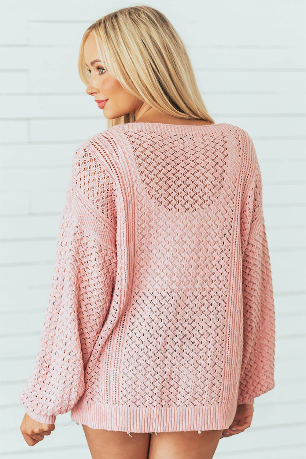 Ružičasti široki pleteni rebrasti pulover s V izrezom
