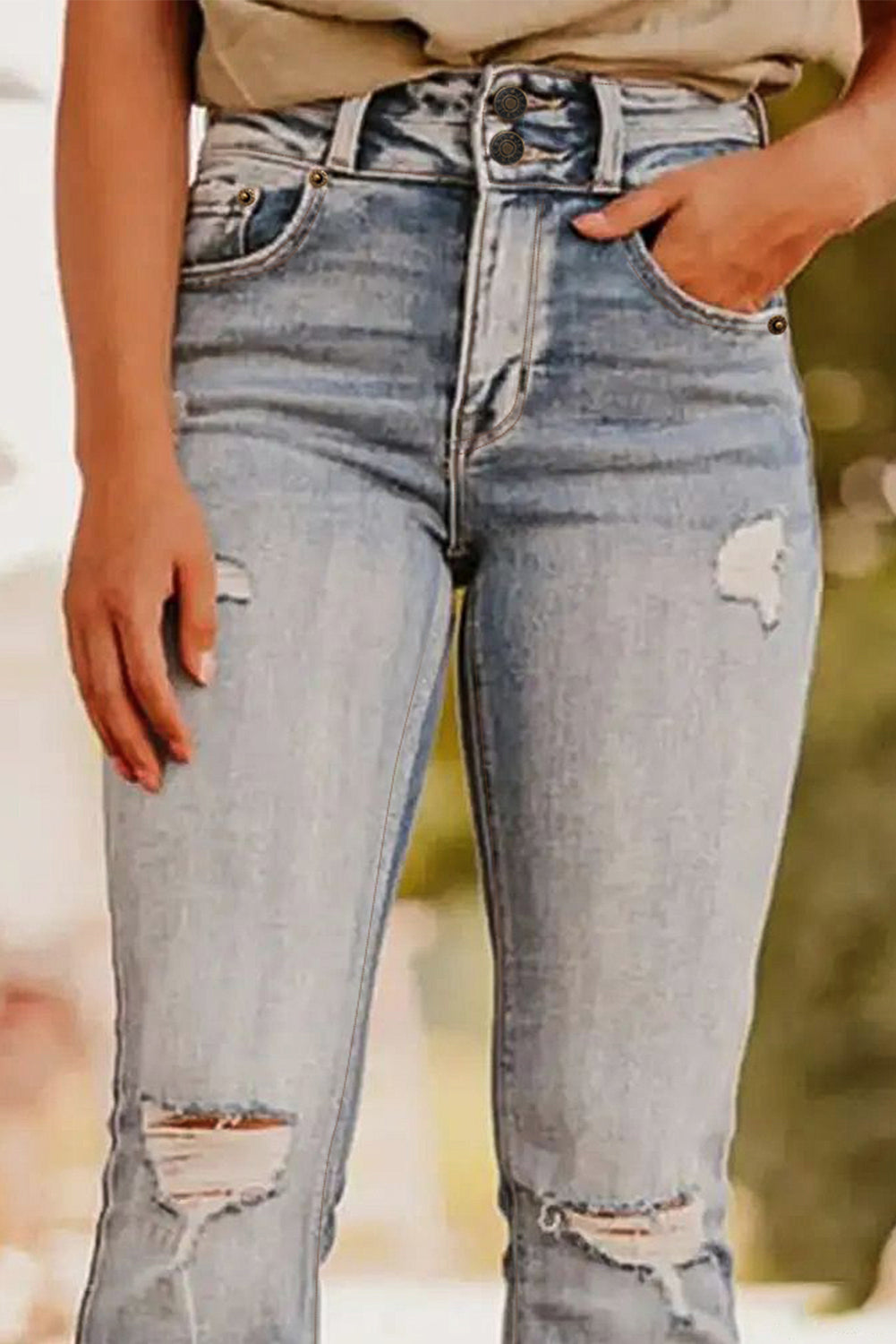 Dunkelblaue Vintage-Jeans in heller Waschung mit zerrissenen, rohen Kanten