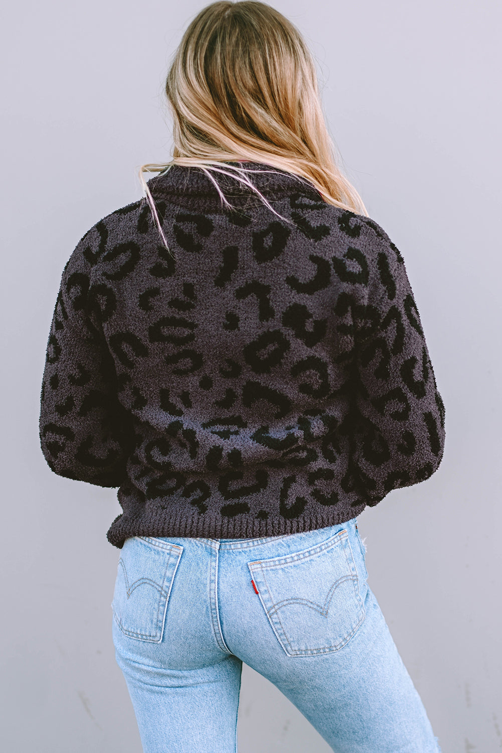 Grauer Pullover mit Reißverschluss und Kragen und Animal-Print