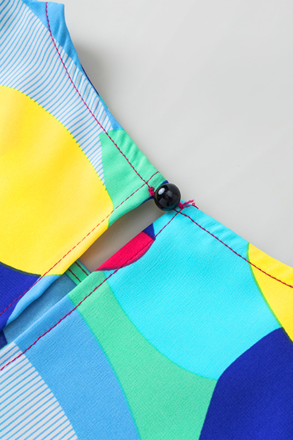Bluza s črtastim abstraktnim potiskom in šivi z naborki