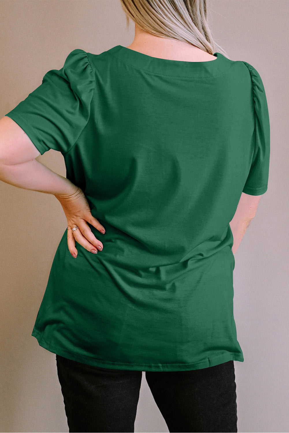 Zelena majica s kratkim rukavima s četvrtastim izrezom i nabranim ramenima veće veličine