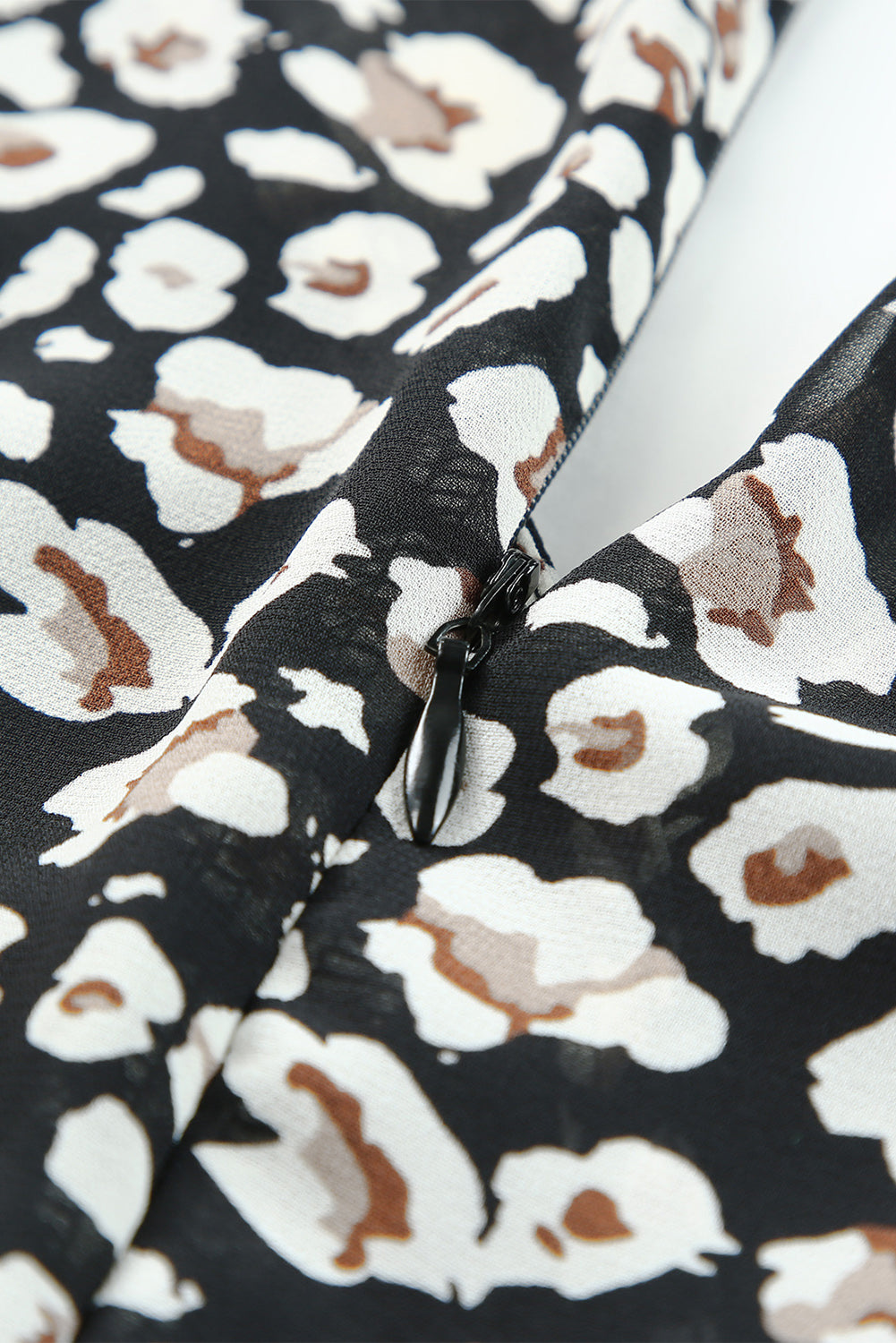 Crna dvoslojna haljina s leopard printom i širokim rukavima s V izrezom i vezom oko struka