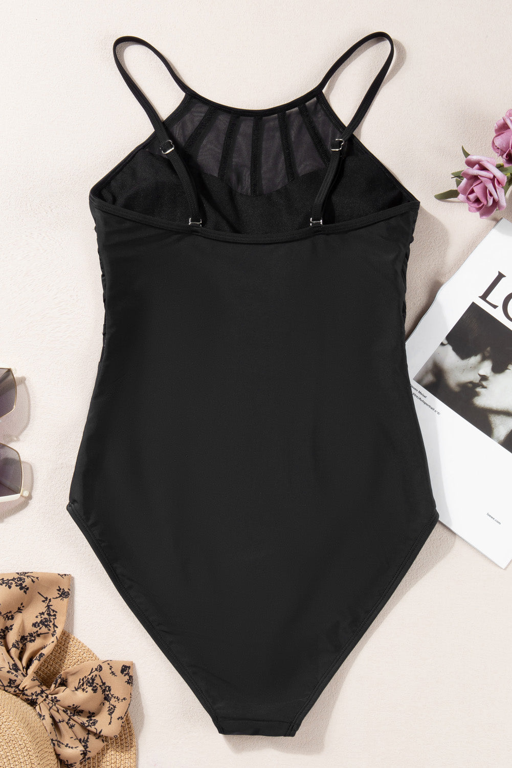 Jednodijelni kupaći kostim s podesivim naramenicama od crne mreže