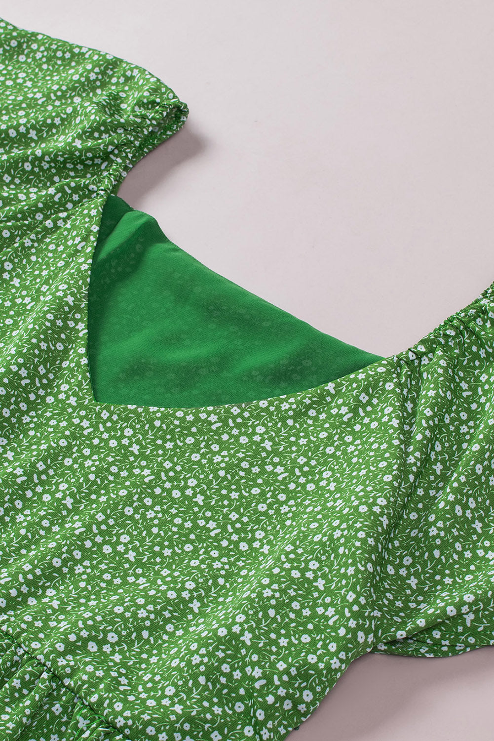 Grünes Schößchen-Top mit Blumenmuster in Übergröße