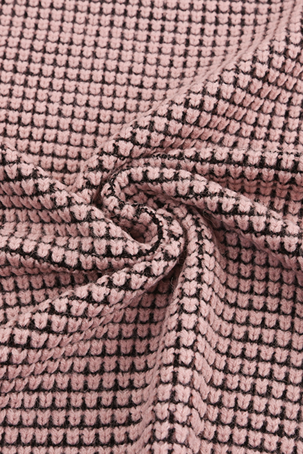 Cardigan long tricoté à carreaux roses ouvert sur le devant