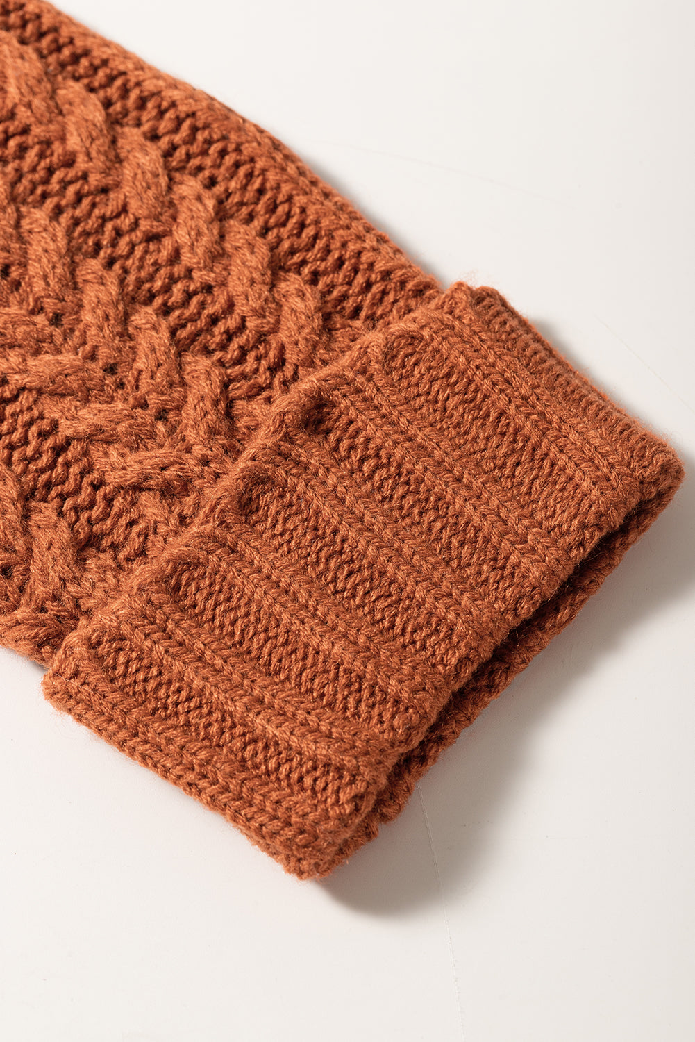 Večbarvni pleteni pulover z mešano teksturo Colorblock