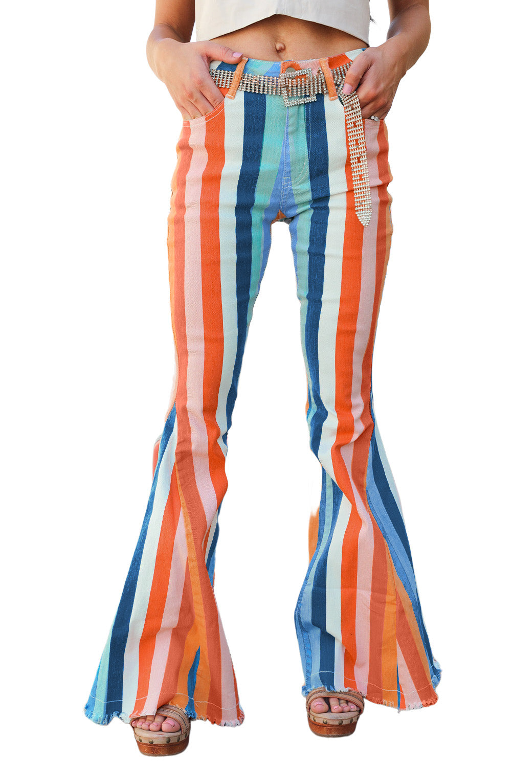 Pantaloni in denim con fondo svasato e orlo grezzo a righe multicolor