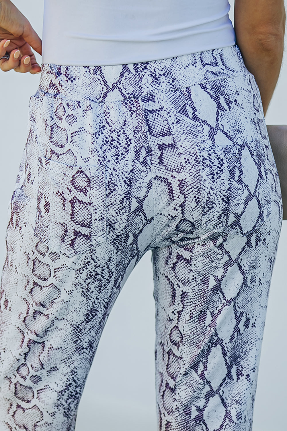 Hlače širokih nogavica s printom zmijske kože