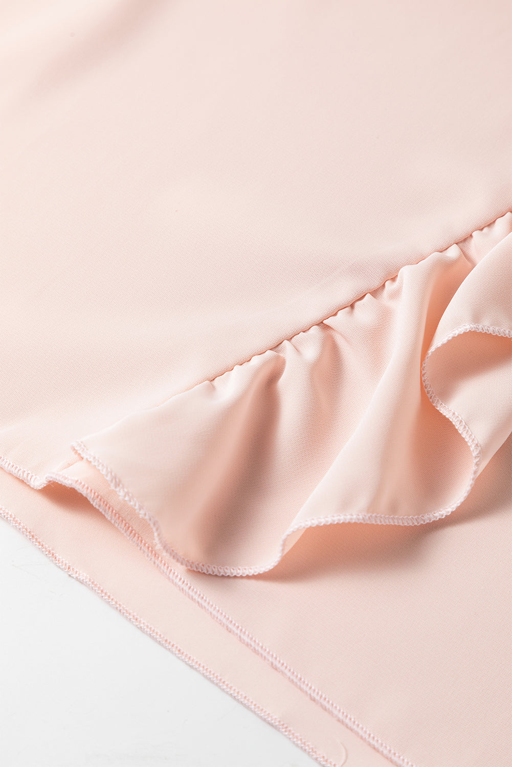 Rožnata kvačkana bluza z volanskimi rokavi in ​​v-izrezom