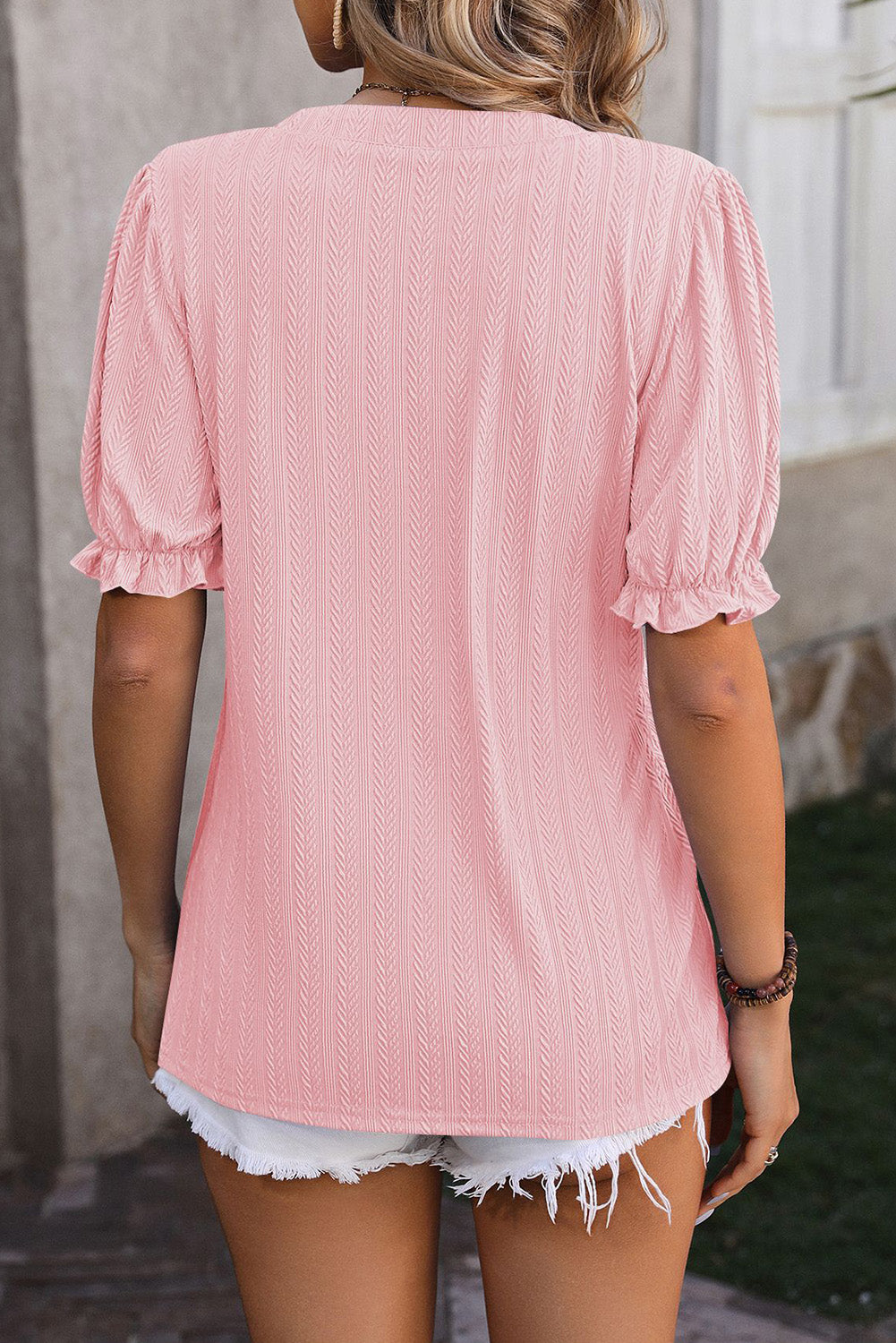Majica z napihnjenimi rokavi in ​​volančki iz svetlo rožnate elegantne teksture