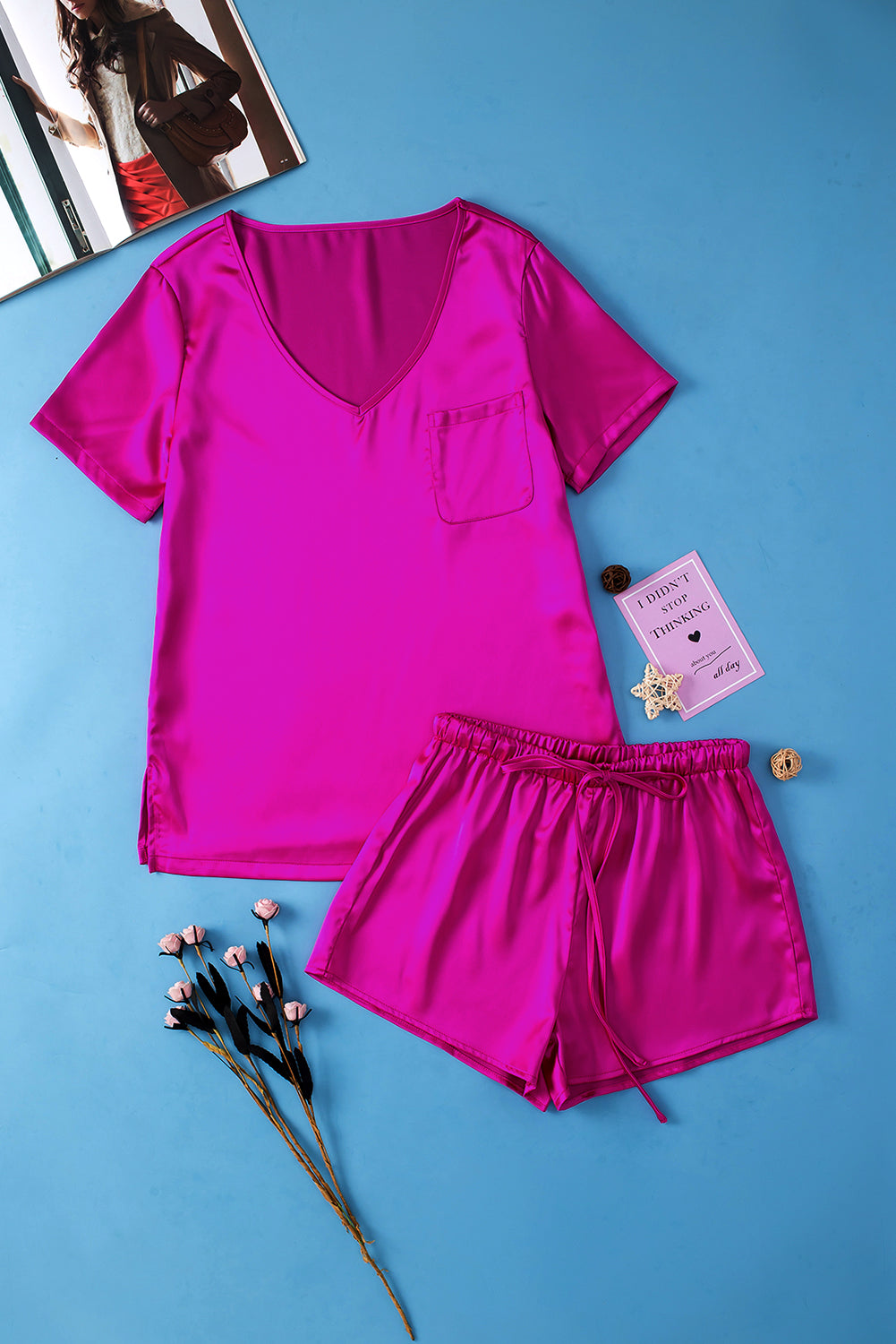 Komplet svetlo roza satenaste majice z V izrezom in kratkih hlač z vrvico