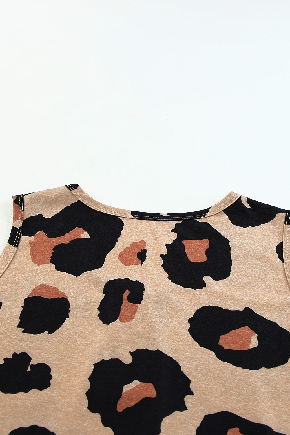 Majica s leopard izrezom i džepovima na prsima
