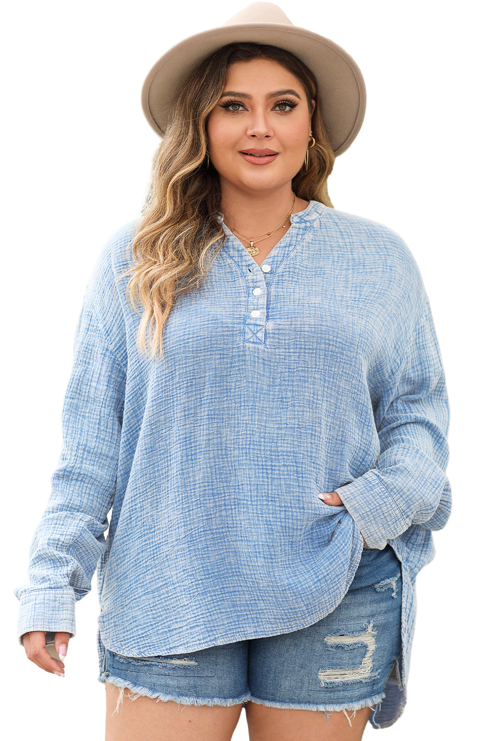 Hellblaue Plus-Size-Bluse in Knitteroptik mit geteiltem Ausschnitt und Knöpfen