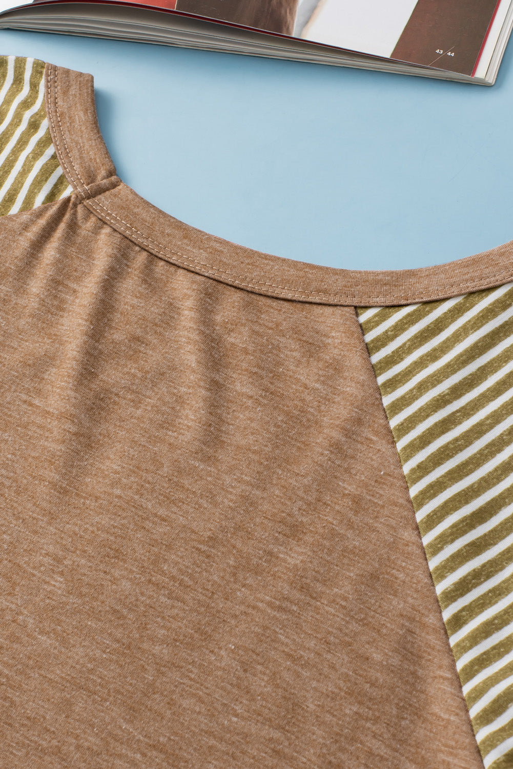 T-shirt girocollo con maniche raglan a righe beige francese chiaro