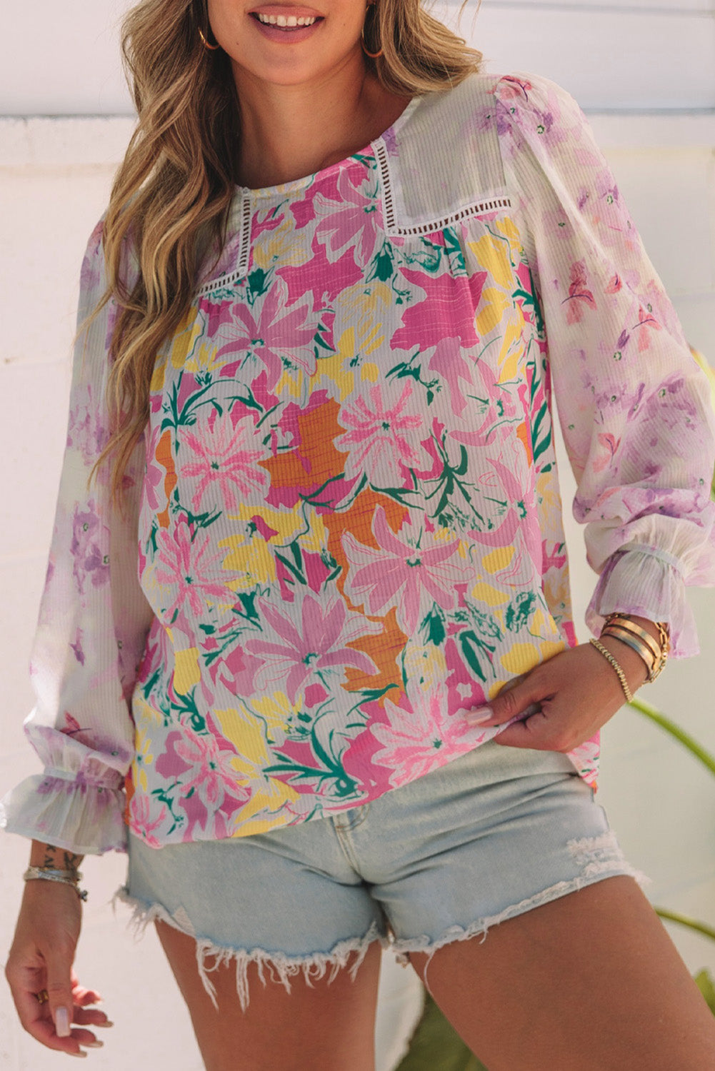 Vijolična bluza s čipkasto obrobo s cvetličnimi motivi