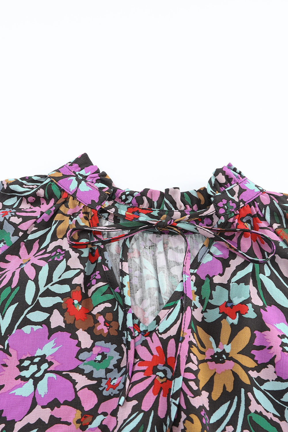Večbarvna bluza z naborki z dolgimi rokavi in ​​v-izrezom s cvetličnim vzorcem