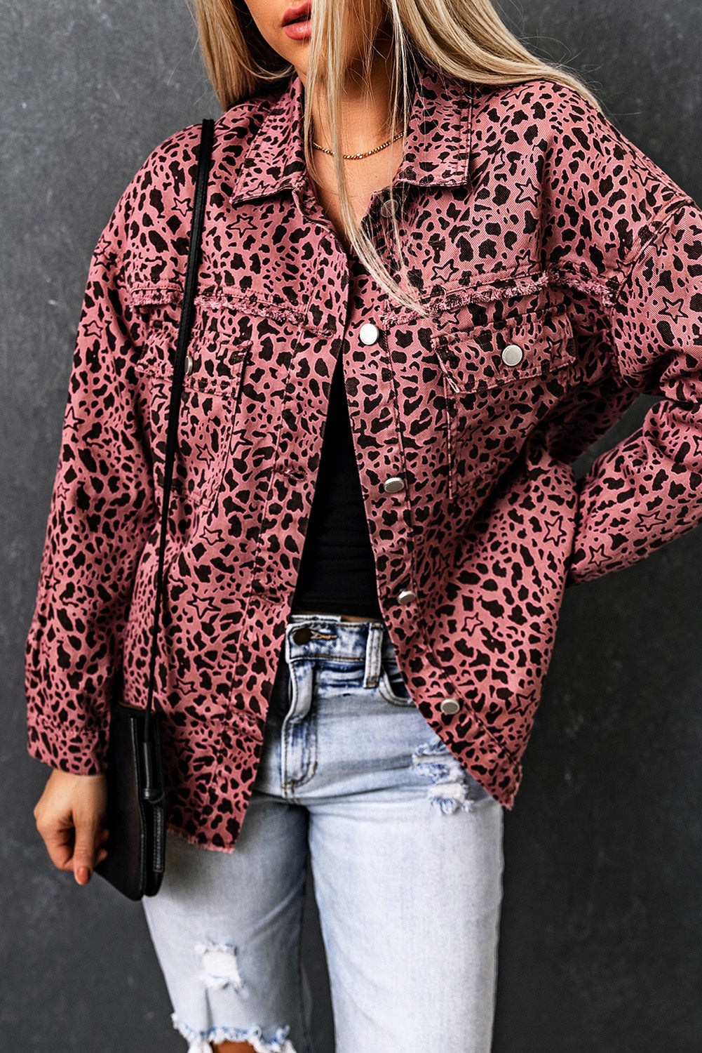 Geknöpfte Jeansjacke mit rosa Sternen- und Tierfleckenmuster