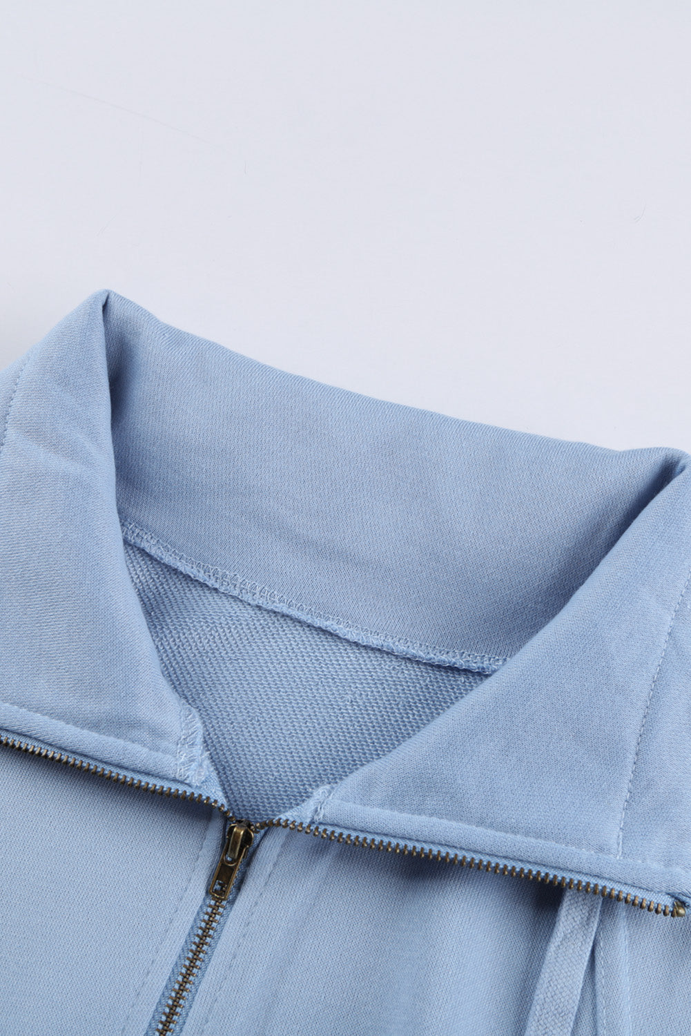 Sweat-shirt bleu ciel avec poches et demi-zip en coton