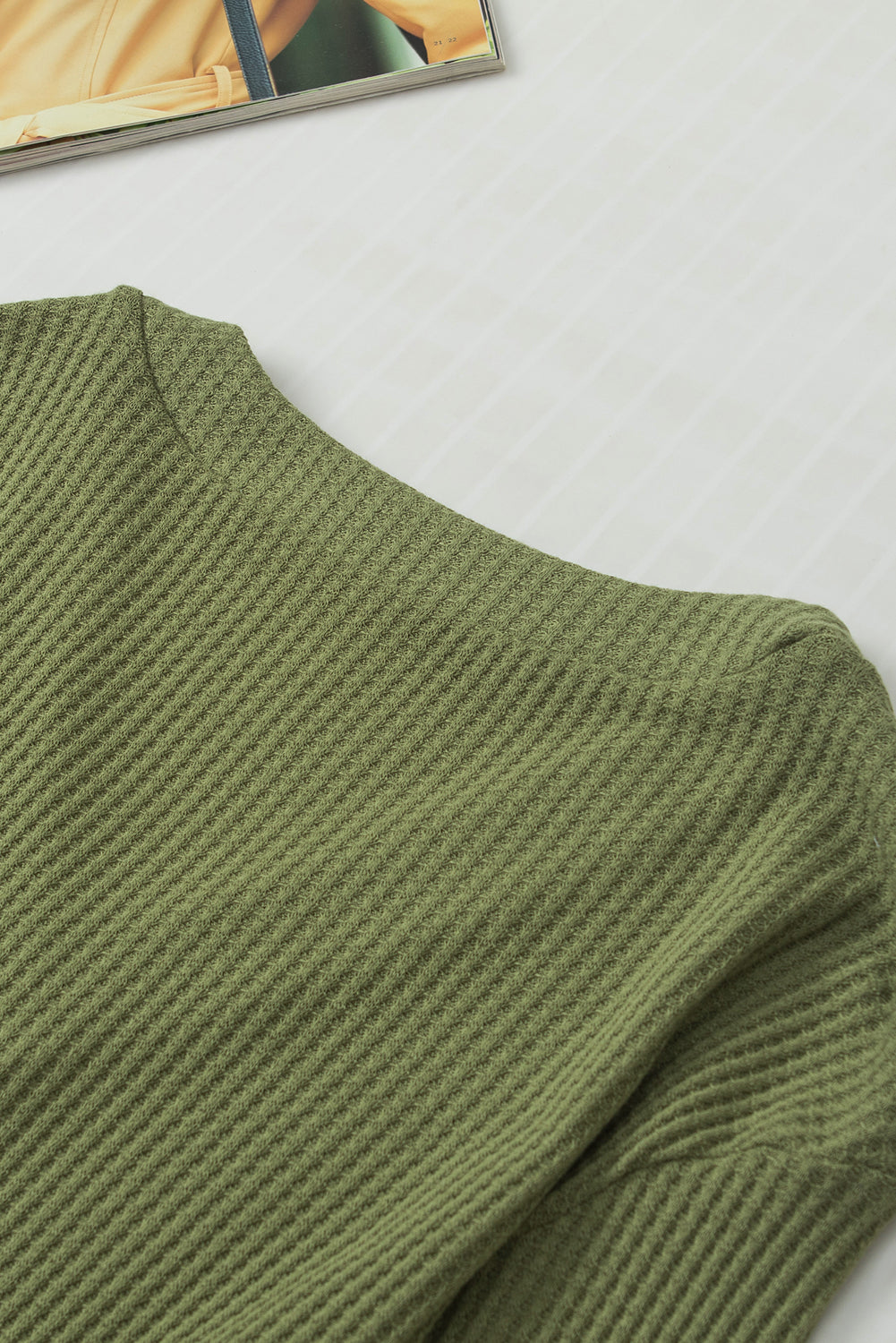 Haut à manches longues en tricot texturé vert jungle, col en V, poignets boutonnés